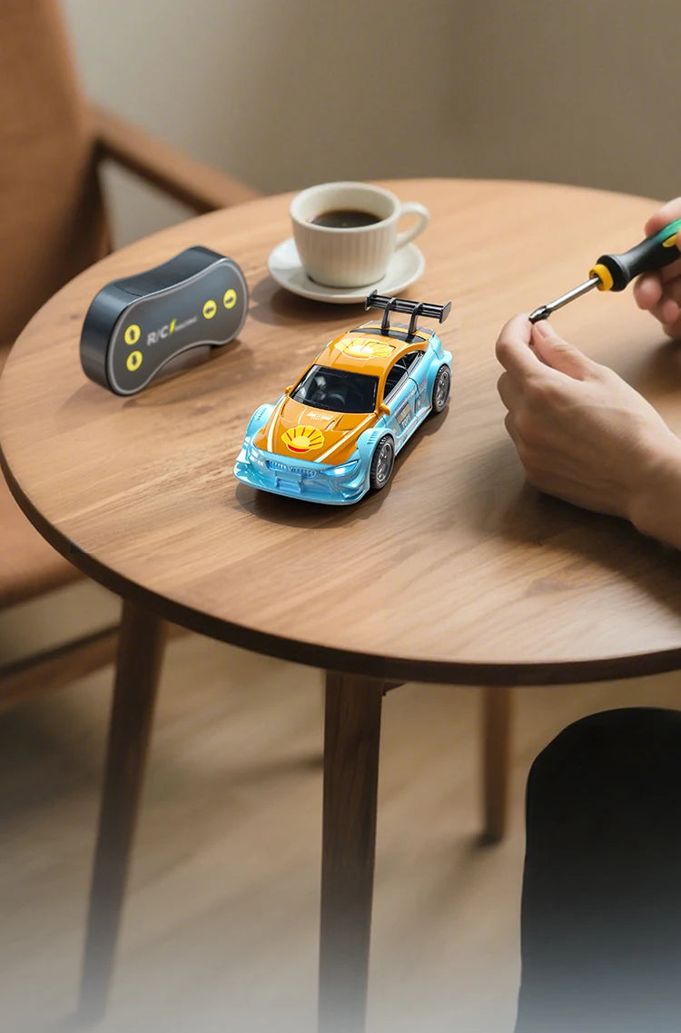 Samochód RC 1:43 z Kontrolą APP i Światłami - Mini Model Wyścigowy 4WD